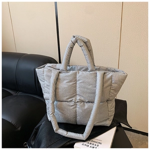 Dettaglio della borsa tote trapuntata argento con texture glitterata e ampio design