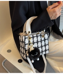 Elegante borsa a mano con motivo pied de poule bianco e nero e finiture dorate