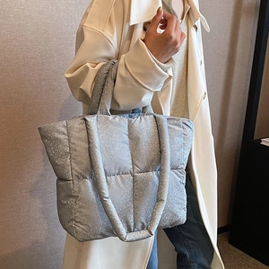 Borsa tote trapuntata argento glitterata da donna con design capiente per il pendolare