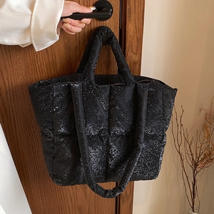 Borsa tote trapuntata nera scintillante con doppie cinghie a spalla o a mano