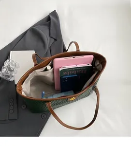 Vue intérieure du cabas tissé vert avec garniture en cuir marron et grande capacité