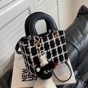 Elegante Borsa a Mano in Tweed a Griglia da Donna Borsa a Tracolla a Quadri con Manico Rotondo e Ciondolo a Mostro di Pelliccia Borsa Quadrata alla Moda