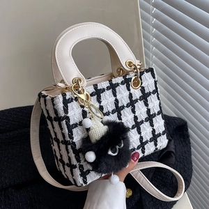 Borsa classica in tweed a quadri bianchi e neri con tracolla beige e ciondolo di peluche