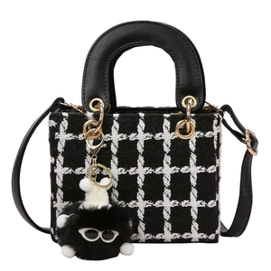 Borsa a mano alla moda in tweed bianco e nero con un simpatico ciondolo peluche
