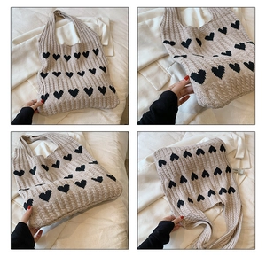 Détails de ce sac cabas en tricot beige avec motifs de cœurs noirs et texture tissée