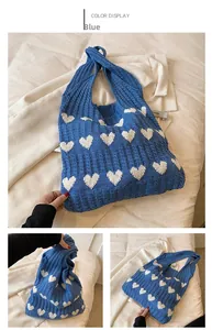 Détails du sac fourre-tout en tricot bleu avec motifs de cœurs blancs et texture douce