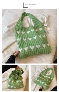 Gros plan détaillé du sac cabas tricoté vert avec motifs cœurs blancs et texture douce