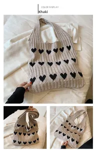 Gros plan sur un sac fourre-tout en tricot kaki avec motifs de cœurs noirs et texture