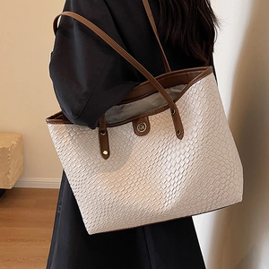 Sac fourre-tout crème à texture crocodile avec anses brunes, vue de dos par le mannequin