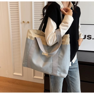 Détail du sac cabas en toile bicolore kaki et bleu clair avec bandoulière grise