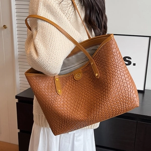 Grand sac cabas en cuir tressé marron avec double bandoulière et ferrures dorées