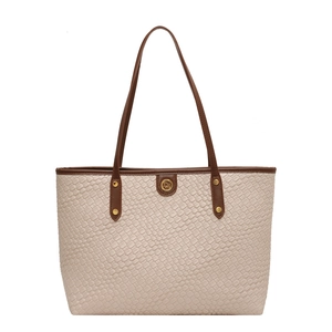 Grand sac cabas tissé minimaliste avec poignées en cuir marron et logo en métal doré