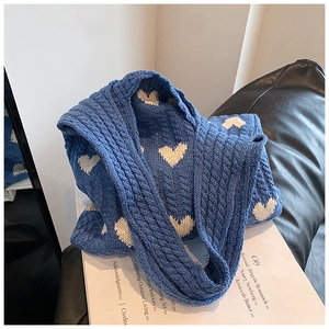 Détails du tissage du sac cabas bleu marine avec motifs cœurs et bandoulière tressée