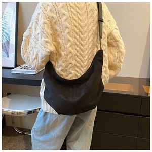 Détail du grand sac bandoulière croissant noir en tissu durable pour l'automne