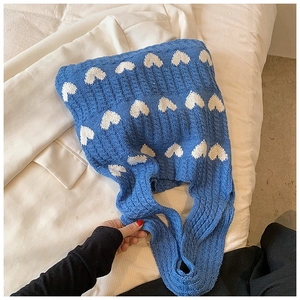 Gros plan détaillé du sac cabas en maille bleue avec motif cœur et coton doux