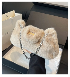 Détail du sac bandoulière beige en peluche avec chaîne argentée et étiquette