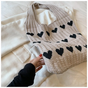 Gros plan du sac cabas tricoté avec motif cœur en fil de coton épais et texture
