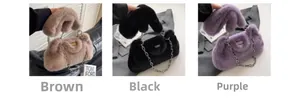 Détails des sacs à bandoulière en peluche marron, noir et violet avec grosses chaînes en métal