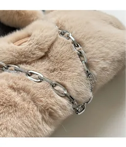 Gros plan sur la texture en fausse fourrure kaki et la chaîne métallique argentée