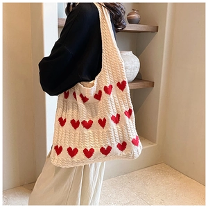 Détail du sac cabas en maille à motifs cœurs avec texture crochetée en coton blanc cassé