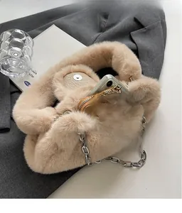 Détail de l'intérieur du sac en peluche avec chaîne argentée et grand rangement