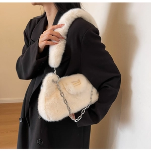 Détail d'un sac à bandoulière en fausse fourrure blanc cassé avec chaîne en argent