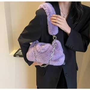Détail du sac bandoulière en fausse fourrure violette avec chaîne en métal argenté