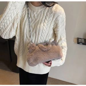 Détail du sac bandoulière en fausse fourrure douce avec chaîne argentée et maille épaisse