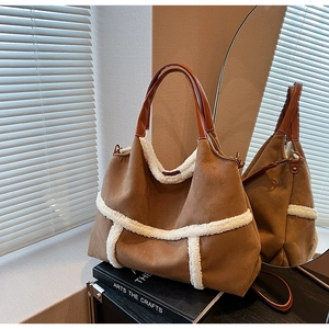 Détail du grand sac cabas en daim marron avec bordure en fourrure et anses en cuir