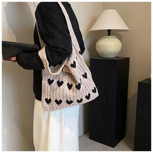 Grand sac cabas en maille rose avec motifs de cœurs noirs et bandoulière confortable