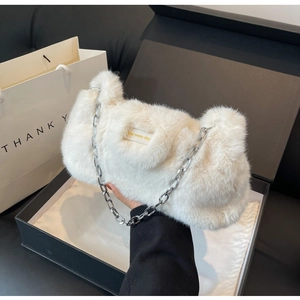 Détail du sac en peluche blanc avec bandoulière chaîne et étiquette jaune love every day