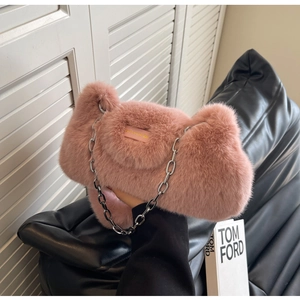 Gros plan du sac en fausse fourrure rose avec chaîne argentée et étiquette love every day