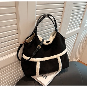Vue détaillée du grand sac cabas en daim noir avec bordure en fausse fourrure blanche