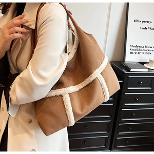 Détail du sac cabas vintage en daim marron avec bordures en fausse fourrure blanche