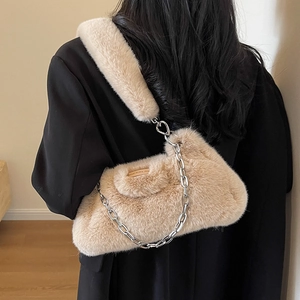 Sac à épaule en fausse fourrure pelucheuse beige avec chaîne argentée et boucle cœur
