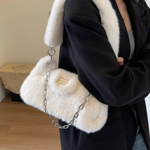 Sac bandoulière en fausse fourrure blanche avec chaîne argentée et boucle cœur love