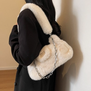 Sac bandoulière en peluche blanc crème avec bandoulière épaisse et détails de chaîne