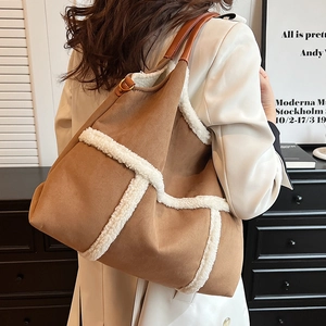 Grand sac cabas en daim marron avec bordure en peau de mouton pour le look automne hiver