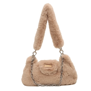 Sac bandoulière en peluche crème avec chaîne argentée et texture en fausse fourrure
