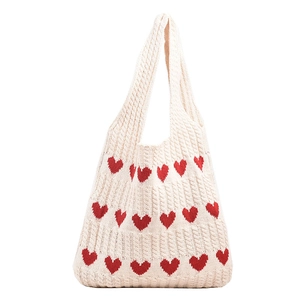 Sac cabas tricoté à motif cœurs crème et rouge pour un porté épaule quotidien chic