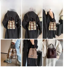 Details des Vintage-Rucksacks mit Karomuster und Kettenriemen in verschiedenen Farben