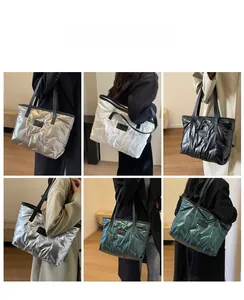 Détails de sacs cabas matelassés en argent métallisé, beige, noir et vert foncé