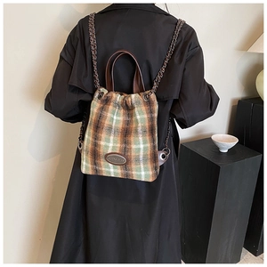 Detail eines Vintage-Tweed-Rucksacks mit Ledergriff und Metallketten-Schultergurten