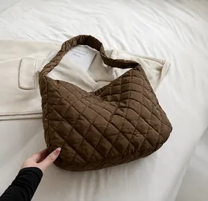 Vue détaillée du sac hobo en tissu Oxford matelassé marron avec une texture douce et souple