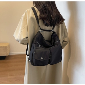 Detailansicht der großen Nylontasche mit silbernen Beschlägen und praktischen Taschen