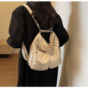 Detailansicht der großen Nylontasche mit funktionalen Taschen und Trageriemen
