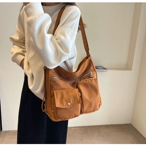 Detail der karamellbraunen Nylon-Einkaufstasche mit funktionalen Taschen für den Alltag