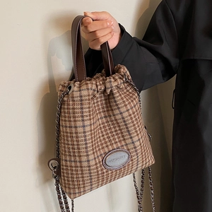 Retro-Eimerbeutel mit braunem Karomuster aus Tweed, Ledergriff und Metallkettenriemen