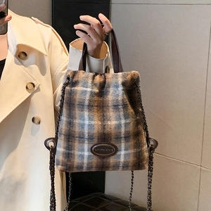Plüsch-Rucksack mit Karomuster und Kettengurt für Damen im herbstlichen Design