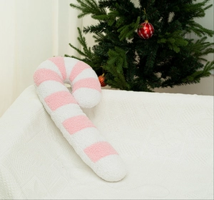 Dettaglio del cuscino a forma di bastoncino di zucchero a righe rosa e bianche